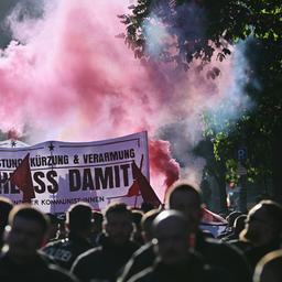 01.05.2025, Berlin: Rauchtöpfe werden während der Revolutionären 1. Mai-Demo 2025 gezündet. (Quelle: dpa/Sebastian Gollnow)