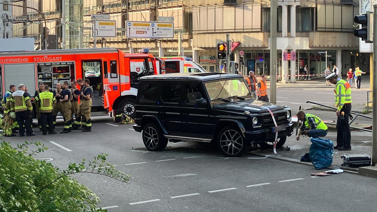 Stuttgart: Auto fährt in Stuttgarter Innenstadt in Personengruppe