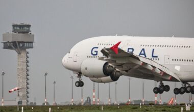 Riesenflugzeug bei Unwetter am BER gelandet