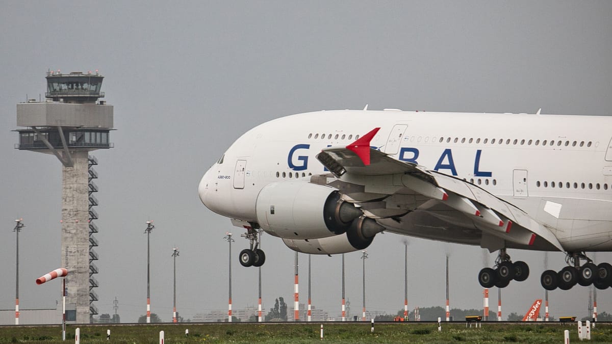 Riesenflugzeug bei Unwetter am BER gelandet