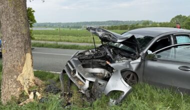 Stade vor Hamburg: Mercedes kracht gegen Alleebaum: Mann verletzt