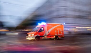 Hausboote brennen auf der Spree – Feuerwehr im Einsatz