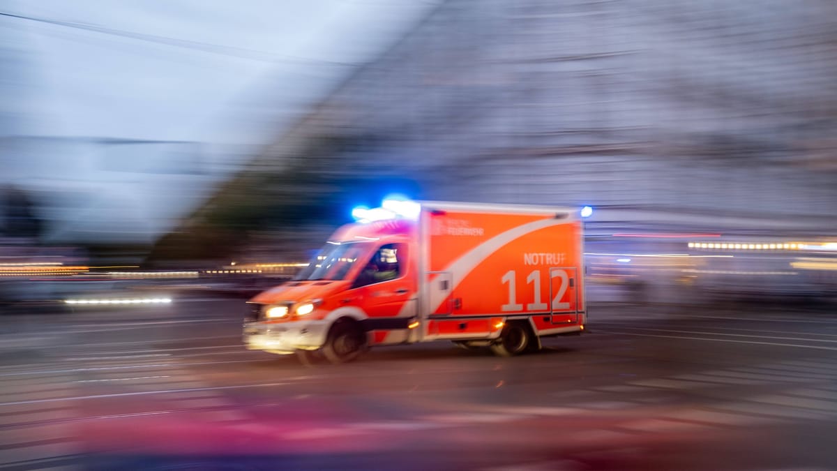 Hausboote brennen auf der Spree – Feuerwehr im Einsatz