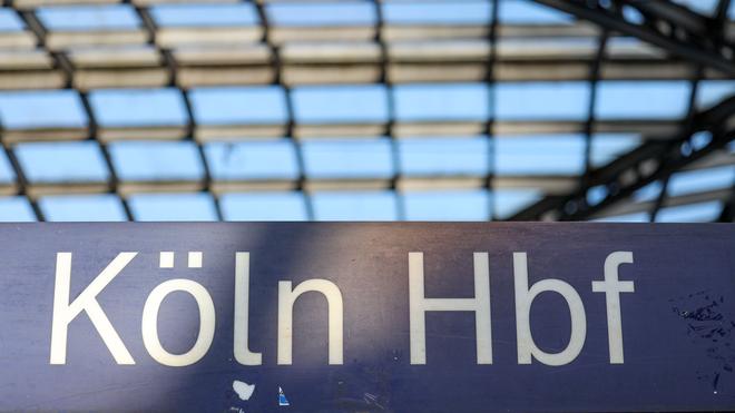 Elektronisches Stellwerk:  Am Kölner Hauptbahnhof hat am Freitagabend eine zweieinhalb Wochen dauernde weitgehende Sperrung des Zugverkehrs begonnen.