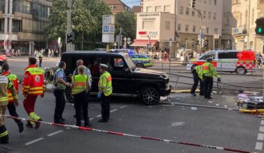 Auto fährt in Menschengruppe – Frau stirbt