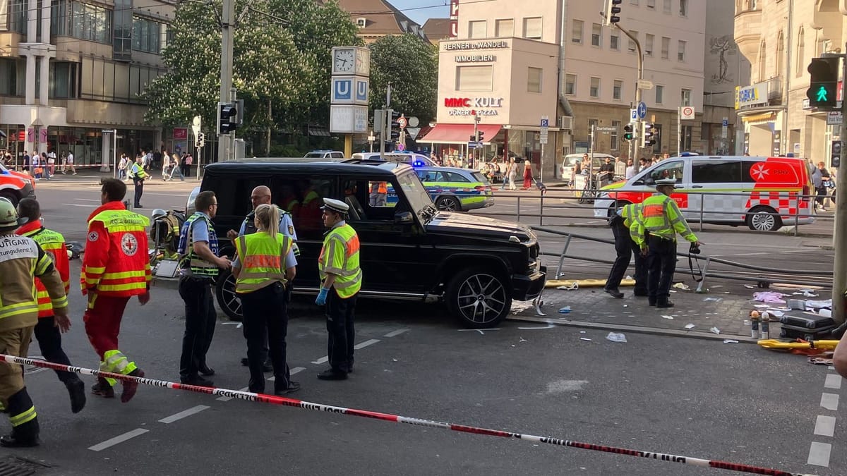 Auto fährt in Menschengruppe – Frau stirbt
