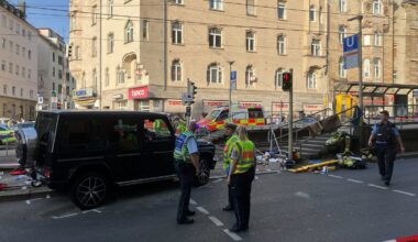 Auto fährt in Menschenmenge - Ermittlungen zum Hintergrund