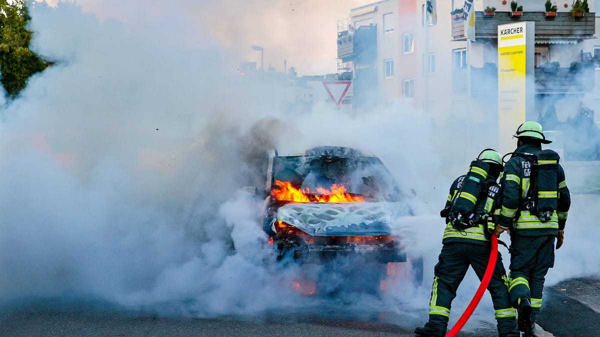 Unbekannte zünden Fahrzeuge an Autohaus an