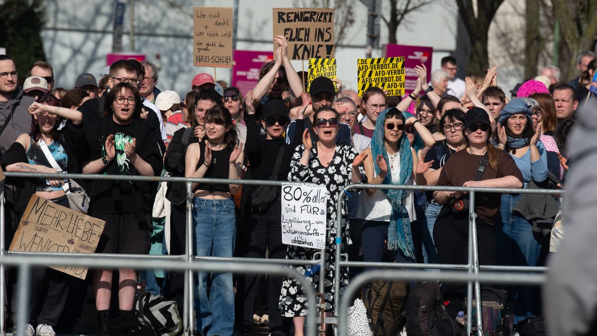 Rund 90 Menschen protestieren gegen AfD