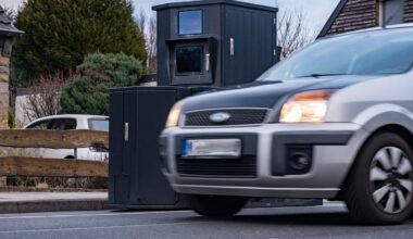 Auto fährt Blitzer auf der Eupener Straße um