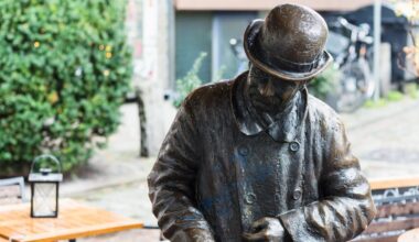 Statue im Schnoor – die Geschichte von Heini Holtenbeen