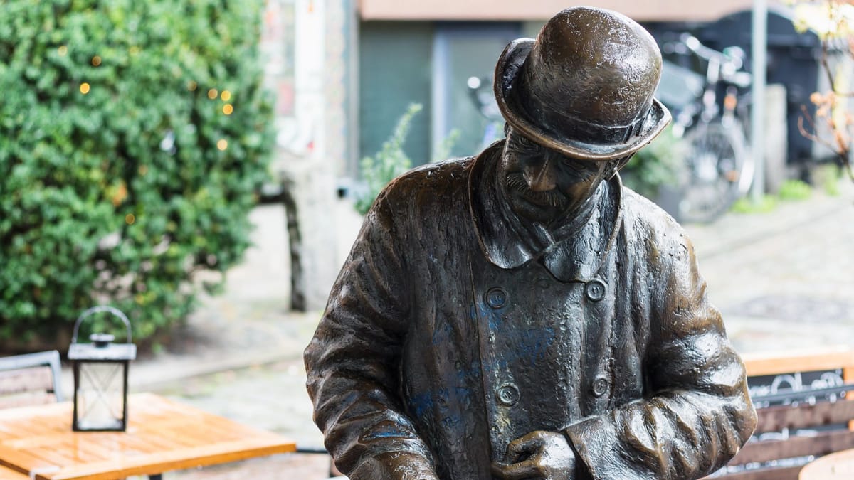 Statue im Schnoor – die Geschichte von Heini Holtenbeen