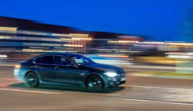 Mann ohne Führerschein schleift Polizisten mit