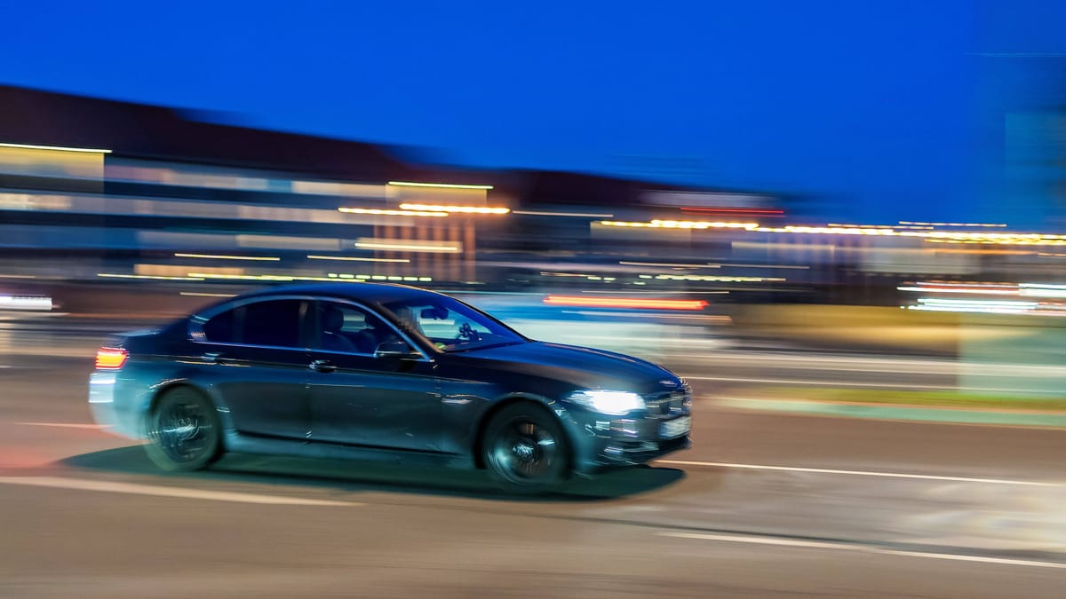 Mann ohne Führerschein schleift Polizisten mit