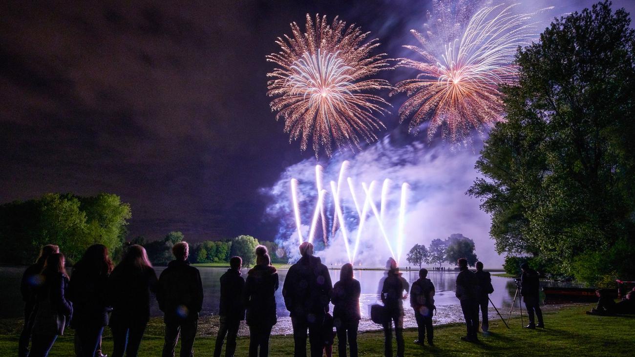Unwetterwarnung: Gewitter: Festival Rhein in Flammen in Bonn unterbrochen