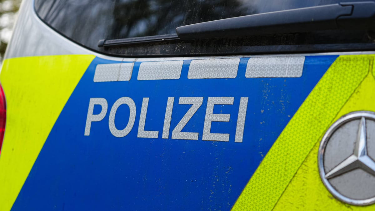 Mann masturbiert in der Öffentlichkeit – Festnahme