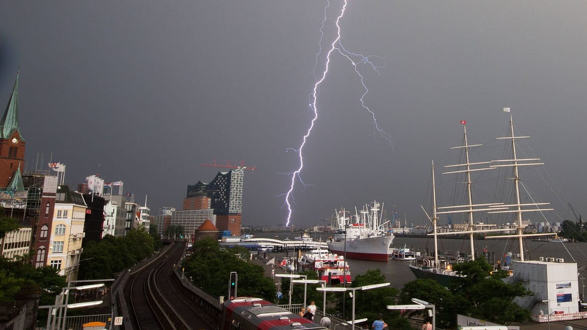 Wetter in Hamburg verzeichnet 2024 Rekordanstieg bei Blitzeinschlägen
