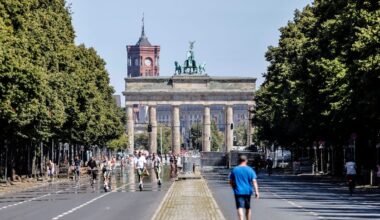 Mann soll Frau auf Toilette bedroht haben – Tumulte bei Festnahme