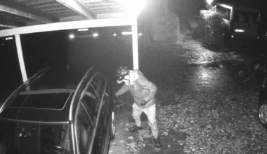 Mann zerkratzt 15 Autos – Öffentlichkeitsfahndung mit Fotos