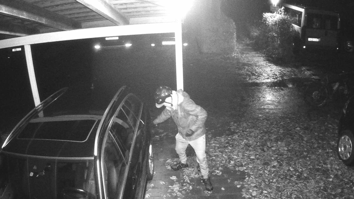 Mann zerkratzt 15 Autos – Öffentlichkeitsfahndung mit Fotos