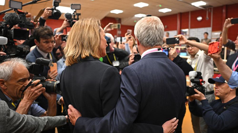 Großbritannien: Grund zur Freude für den ehemaligen Brexit-Aktivisten und rechtspopulistischen Politiker Nigel Farage (rechts): Seine Kandidatin Sarah Pochin hat künftig einen Sitz im britischen Unterhaus.