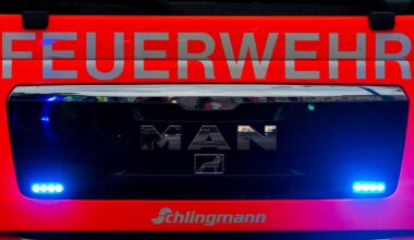 Berliner Feuerwehr löscht brennenden Wohnwagen