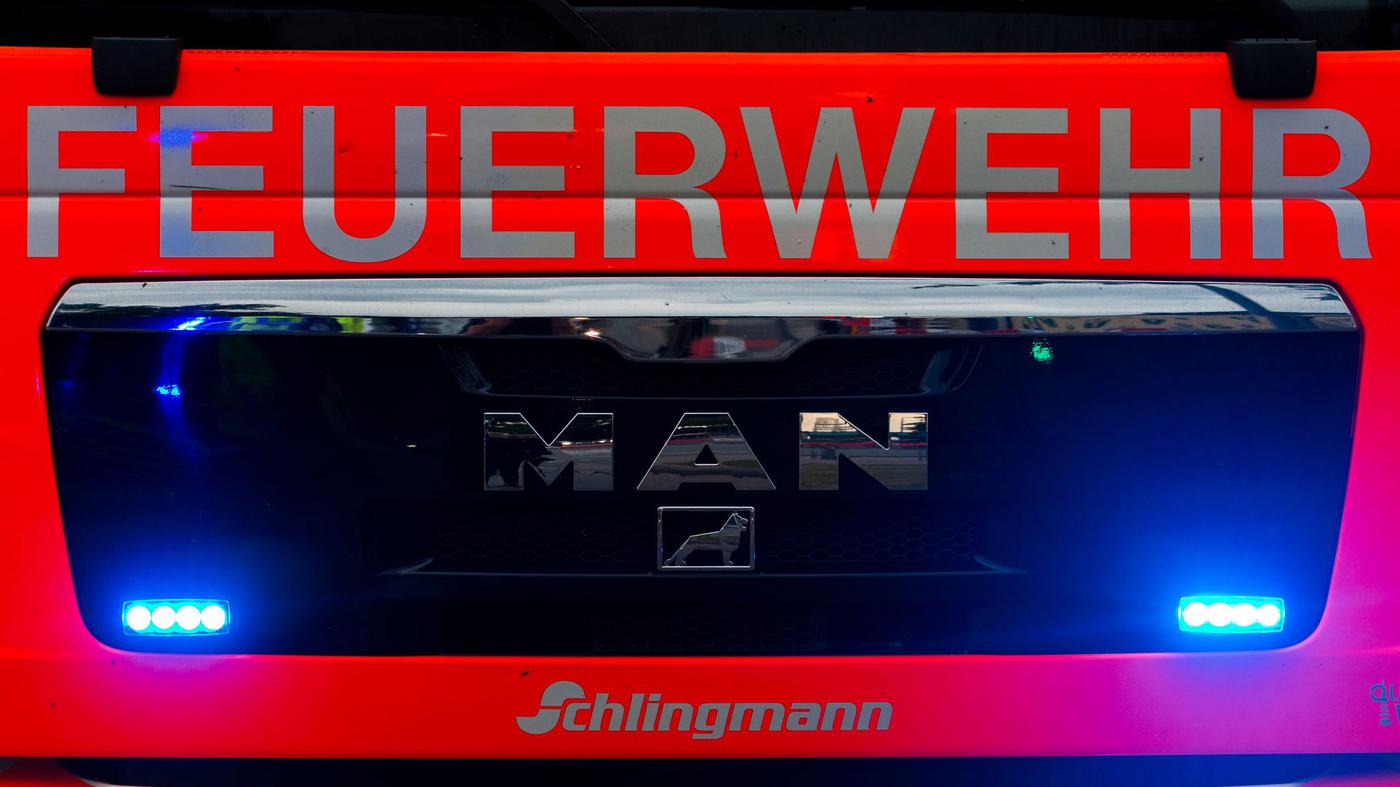 Berliner Feuerwehr löscht brennenden Wohnwagen