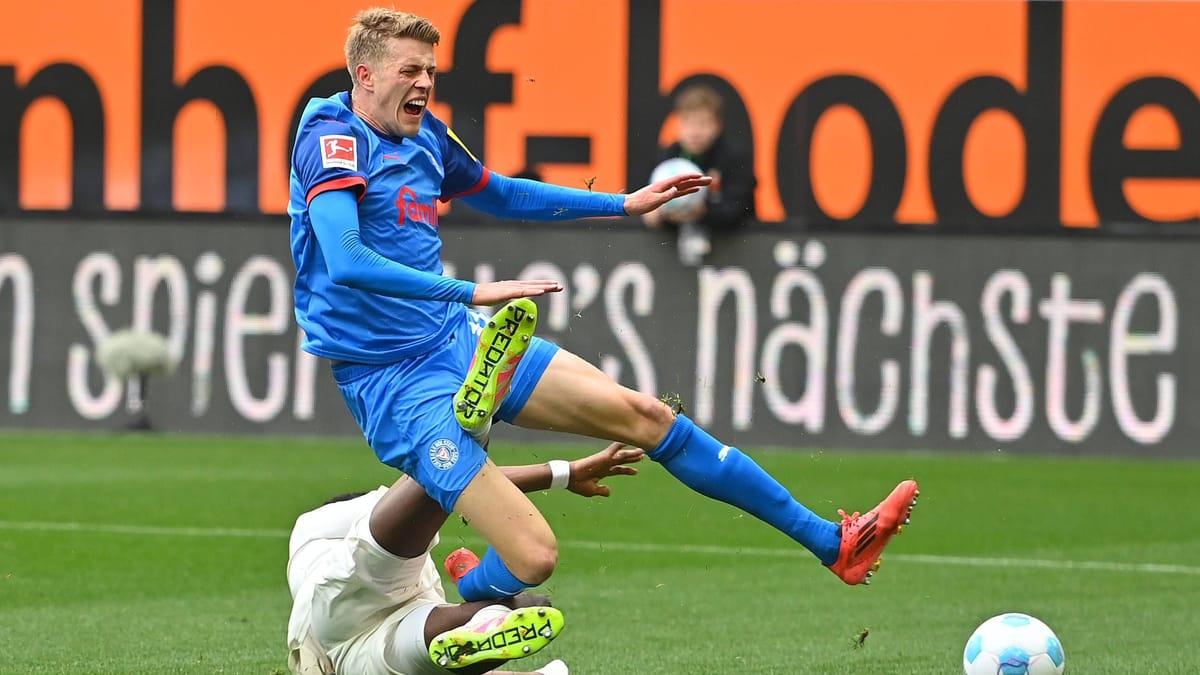 DFB gibt Elfmeter-Fehler bei Augsburg gegen Kiel zu