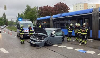 Auto kollidiert in Bogenhausen mit Tram – hoher Schaden