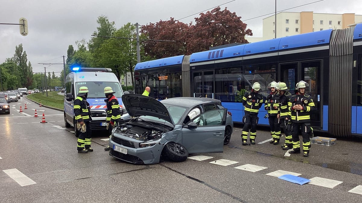 Auto kollidiert in Bogenhausen mit Tram – hoher Schaden