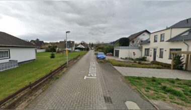 Motorradfahrer schießt Mann in Garten an