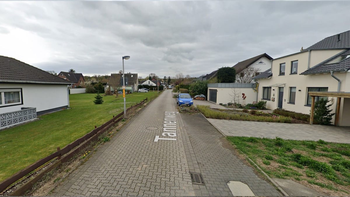 Motorradfahrer schießt Mann in Garten an