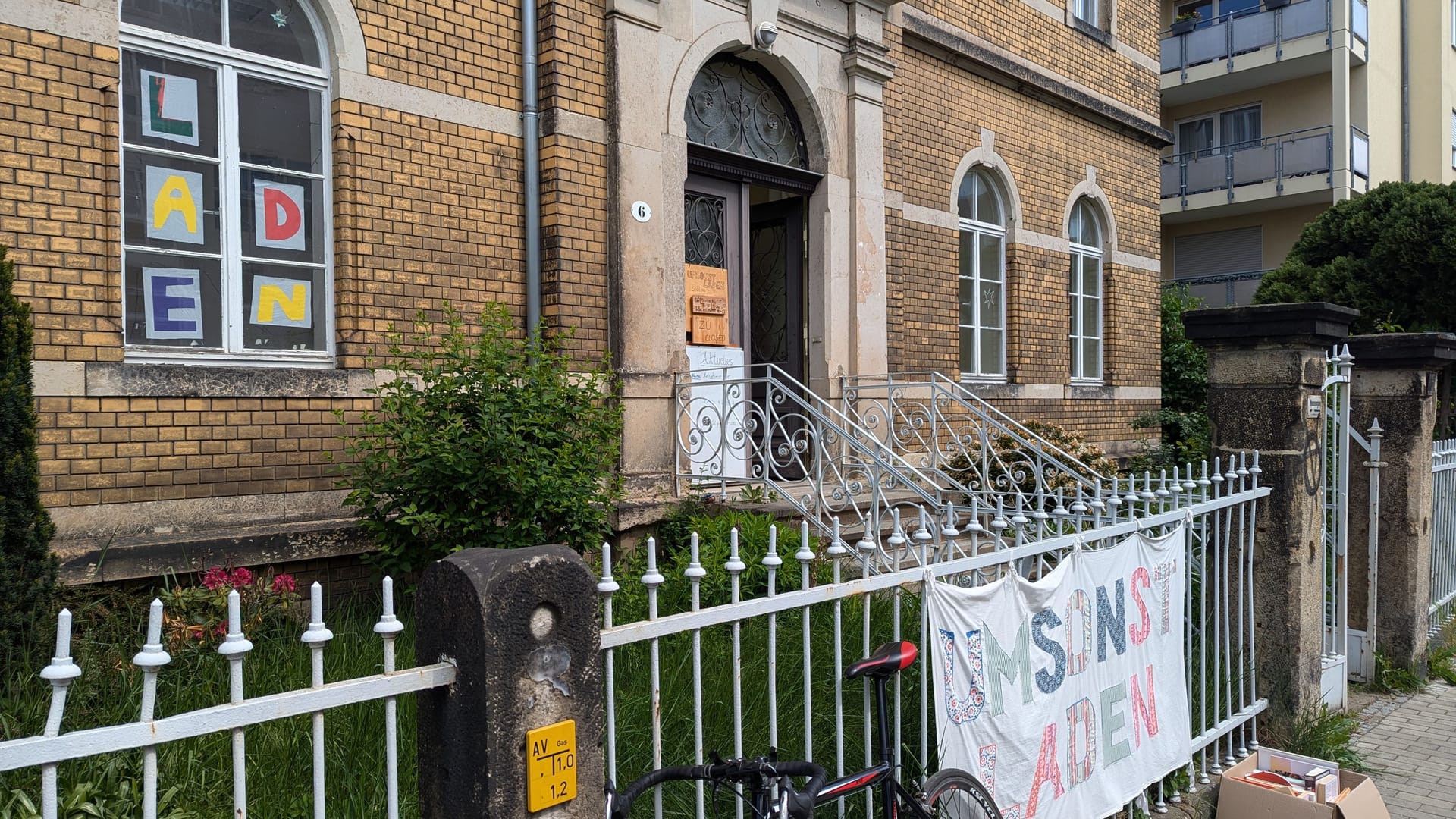 Blick auf das Wohnhaus in der Emil-Ueberall-Straße: Die Kirche will es verkaufen, weil sie den Platz bei rückläufigen Mitgliederzahlen nicht mehr benötigt.