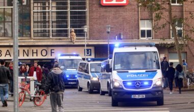 Mann flüchtet und wirft Steine auf Polizei