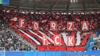 Fans des 1. FC Kaiserslautern im Auswärtsspiel beim KSC