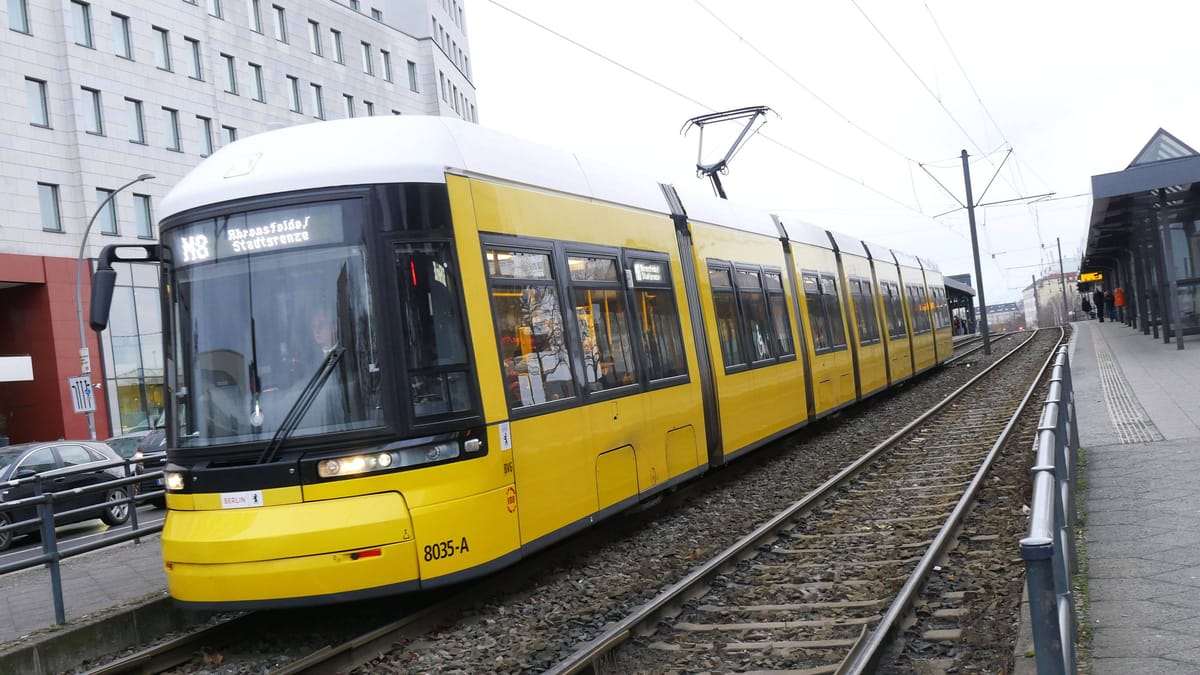 Nach Unfall mit Straßenbahn – Fußgänger stirbt im Krankenhaus