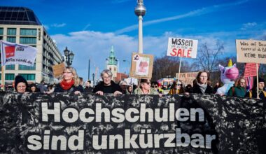 Petition gegen Hochschulkürzungen an Senatorin Czyborra übergeben