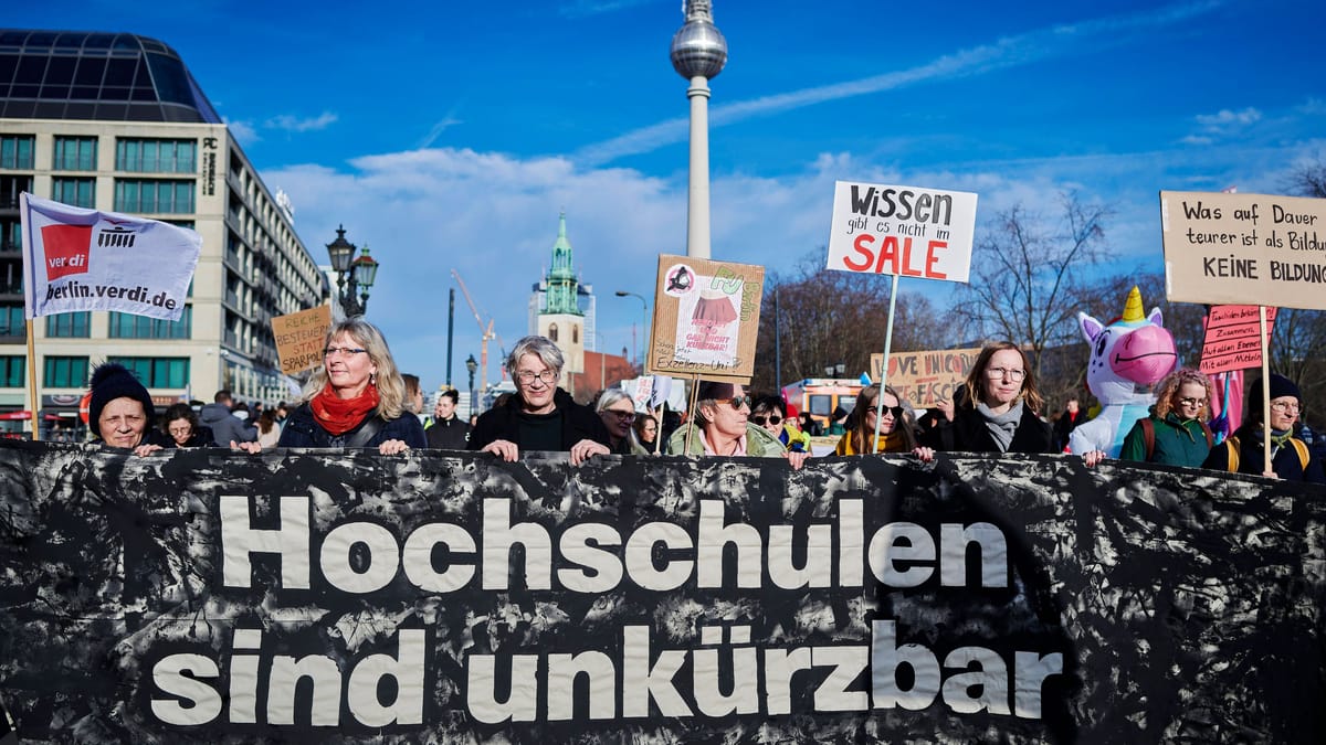 Petition gegen Hochschulkürzungen an Senatorin Czyborra übergeben