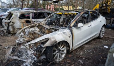 Tesla geht in Flammen auf – Staatsschutz ermittelt