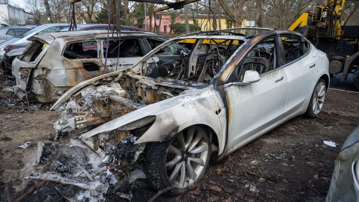 Tesla geht in Flammen auf – Staatsschutz ermittelt