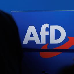 ARCHIV - 28.07.2023, Sachsen-Anhalt, Magdeburg: Delegierte gehen vor dem Parteilogo bei dem AfD-Bundesparteitag in Magdeburg.