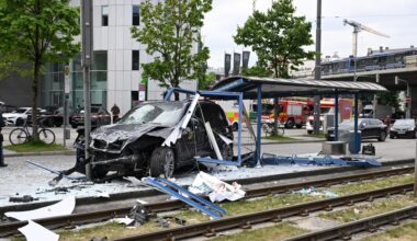München: Auto fährt in Haltestelle - mehrere Verletzte
