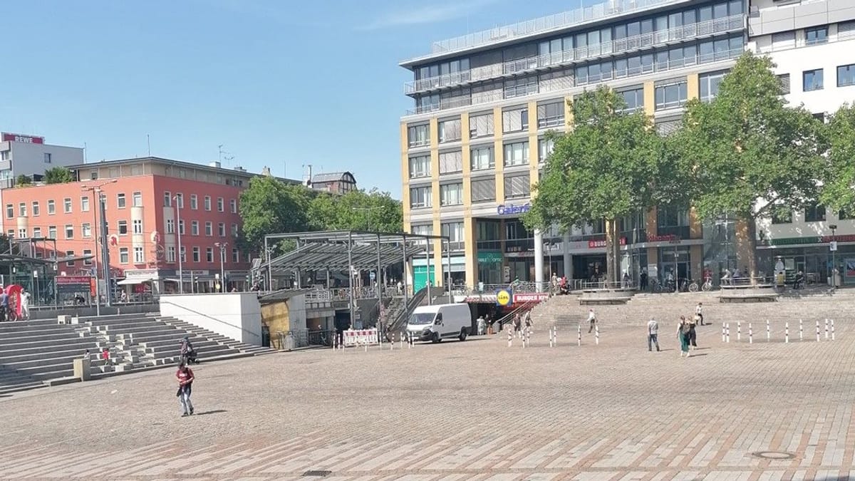 Männer überfallen Frau auf Wiener Platz