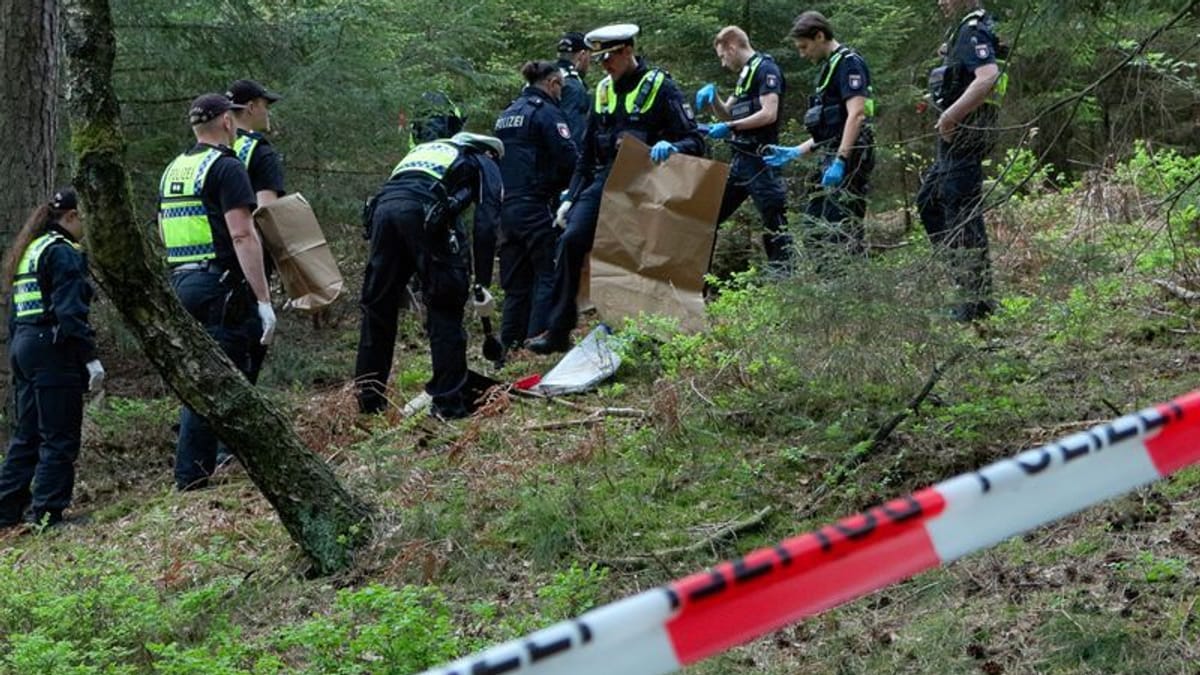 Spaziergänger entdecken menschliche Knochen im Wald