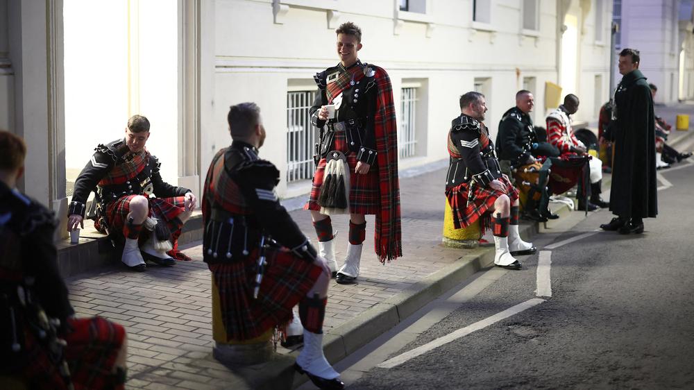 Tag der Befreiung: Teilnehmer einer Parade in London zum Gedenken an den 80. Jahrestag des Kriegsendes während einer Pause. An diesem 8. Mai sind in Deutschland und Europa zahlreiche Gedenkveranstaltungen geplant.

Military personnel unwind at Wellington Barracks after taking part in an overnight rehearsal for the VE (Victory in Europe) Day 80 procession in central London on May 3, 2025. Britain kicks off four days of events Monday marking 80 years since the end of World War II in Europe, lent extra poignancy by the fading of the "Greatest Generation" and renewed global turbulence.