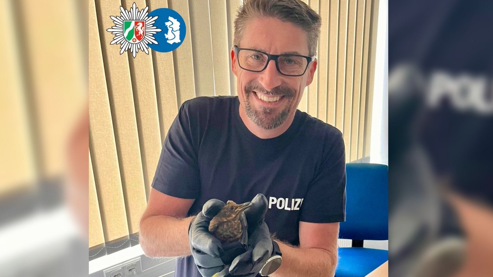 Tierischer Einsatz der Wasserschutzpolizei: Ein Polizist hält eine gerettete Amsel in den Händen.