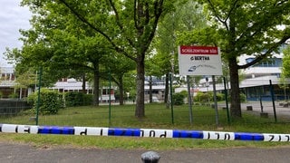 Schulzentrum Süd von außen mit Absperrband der Polizei - wegen Bombendrohung geschlossen