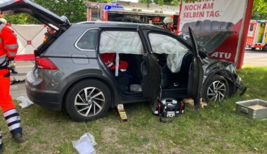 Feuerwehr befreit Fahrer mit schwerem Gerät nach Unfall