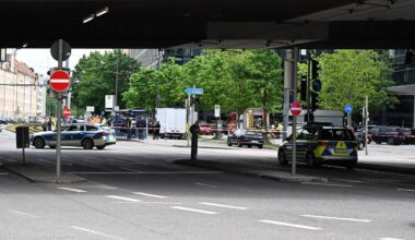 München: Auto fährt in Haltestelle: 22-Jährige in kritischem Zustand