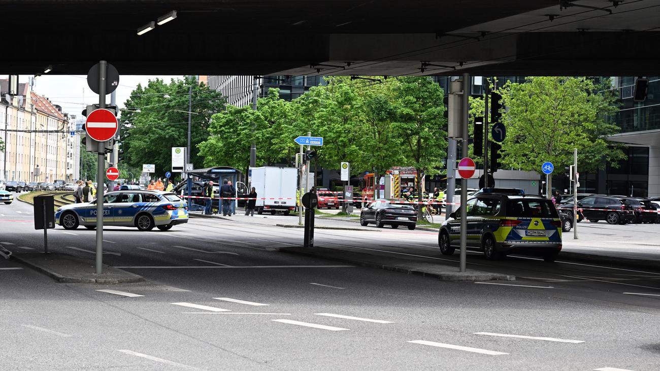 München: Auto fährt in Haltestelle: 22-Jährige in kritischem Zustand
